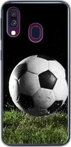 Geschikt voor Samsung Galaxy A40 hoesje - Voetbal in het gras - Siliconen Telefoonhoesje