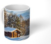 Mok - Hut in de bergen van Zwitserland tijdens de winter - 350 ML - Beker - Uitdeelcadeautjes