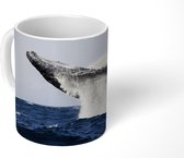 Mok - Walvis springt achterover in blauw water - 350 ML - Beker - Uitdeelcadeautjes