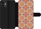 Bookcase Geschikt voor iPhone 11 telefoonhoesje - Patroon - Hippie - Oranje - Met vakjes - Wallet case met magneetsluiting