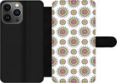 Bookcase Geschikt voor iPhone 13 Pro Max telefoonhoesje - Meisjes - Bloemen - Mandala - Patronen - Girl - Kids - Kinderen - Met vakjes - Wallet case met magneetsluiting