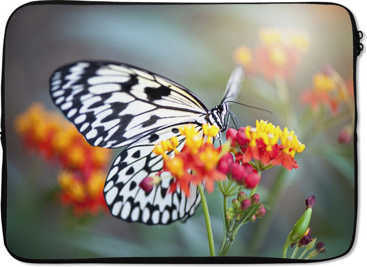 Laptophoes 14 inch - Vlinder op een bloem - Laptop sleeve - Binnenmaat 33x23 cm - Zwarte achterkant