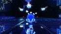 Sonic the Hedgehog, met blauwe vacht, rent op een glimmende, donkere baan, met de stad op de achtergrond en vliegende drones.