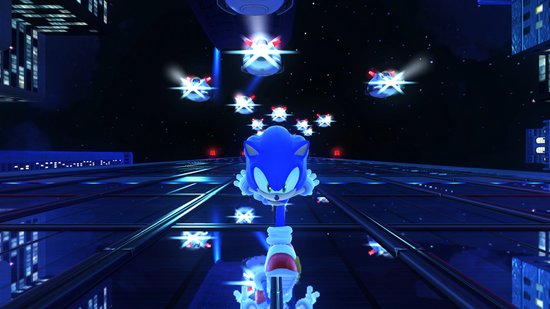 Sonic the Hedgehog, met blauwe vacht, rent op een glimmende, donkere baan, met de stad op de achtergrond en vliegende drones.