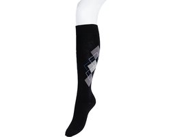 Bonnie Doon Dames Kniekous Katoen met Ruiten Argyle Rhombus Fun Kleur Zwart Maat 36/42 Gladde Teennaad - Katoen - Stijlvol - Klassiek - Moderne Twist - Comfortabel - Gladde Teennaad - Kniekousen - Voorgewassen - Argyle - Ruiten - Black - BP241501.101