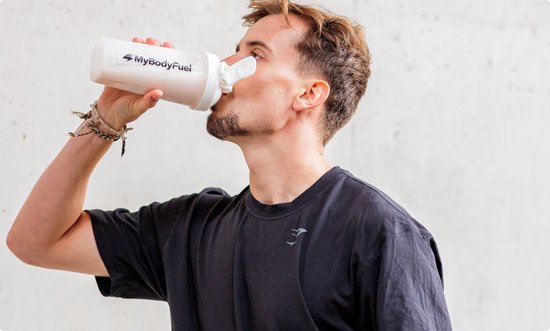 Man met baard drinkt uit witte MyBodyFuel shaker.