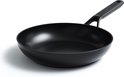 Zwarte KitchenAid koekenpan met anti-aanbaklaag, zijkant links, op witte achtergrond.