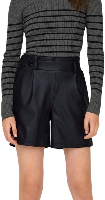Model draagt zwarte kunstleren shorts met plooien en een gestreepte coltrui.