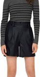 Model draagt zwarte kunstleren shorts met plooien en een gestreepte coltrui.