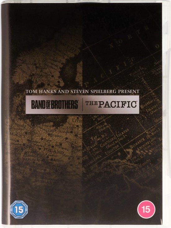 Dvd-hoes van 'Band of Brothers' en 'The Pacific', gepresenteerd door Tom Hanks en Steven Spielberg, met een kaart als achtergrond.