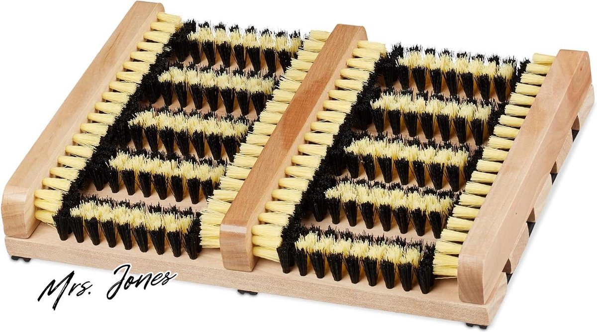 Mrs. Jones schoenenveger buiten slipvaste onderzijde robuuste PVC borstels voetmat houten plankjes natuur steen terras . multi-color