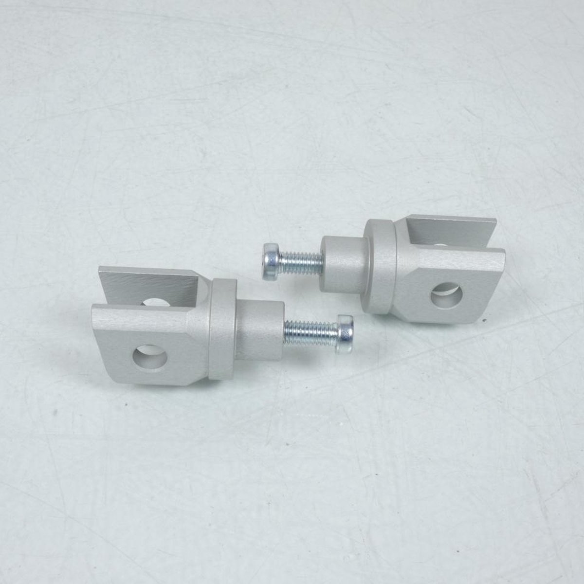Paire Chape de repose pied AV Lightech pour moto Suzuki 750 GSX-S FTP005SIL