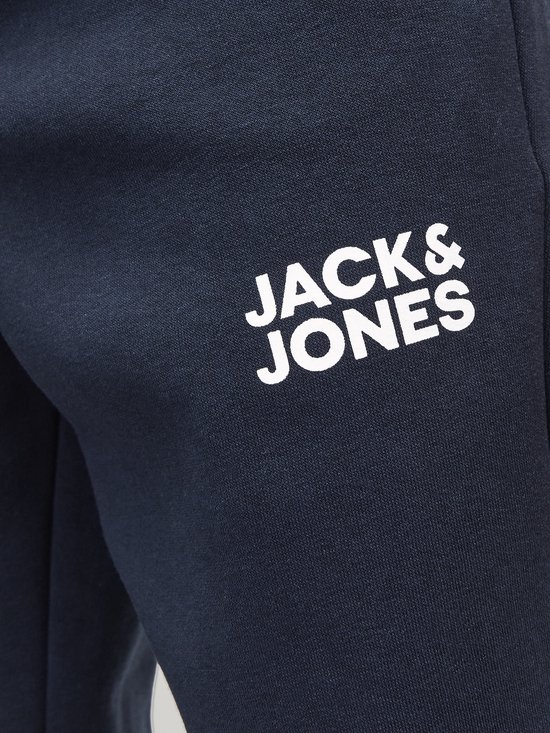 Detail van de marineblauwe joggingbroek met witte 'JACK & JONES' opdruk op de zijkant.