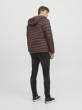 Achteraanzicht van een man in donkerbruine pufferjas, bruine trui en donkergrijze jeans.