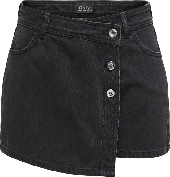 Zwarte denim skort met knopen en asymmetrische overslag voor.