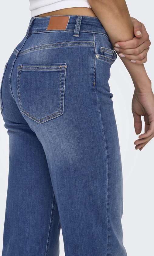Close-up van de achterkant van een middelhoge jeans met rechte pijpen in medium denim.