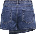 Achterkant van een korte, donkerblauwe denim rok met asymmetrische zoom en twee opgestikte achterzakken.