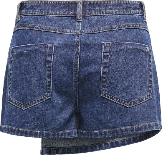 Achterkant van een korte, donkerblauwe denim rok met asymmetrische zoom en twee opgestikte achterzakken.