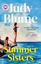 Boekcover met op de voorgrond "Summer Sisters" in gele letters. Twee meisjes in badkleding staan op rotsen aan zee.