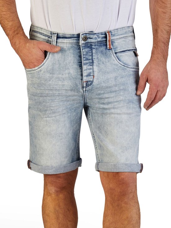Korte lichtblauwe spijkerbroek met omgeslagen pijpen, knoopsluiting en oranje accenten.