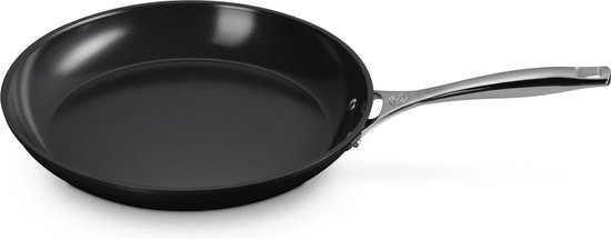 Le Creuset Koekenpan Essential Non-Stick Ceramic - Ø 24 cm - Keramische Antiaanbaklaag - Geschikt voor Inductie, Gas, Elektrisch en Oven - PFAS-vrij - Duurzaam en Makkelijk te Reinigen - Ideaal voor Gezond Koken met Minder Vet Le Creuset Koekenpan Essential Non-Stick Ceramic - Ø 24 cm - Keramische Antiaanbaklaag - Geschikt voor Inductie, Gas, Elektrisch en Oven - PFAS-vrij - Duurzaam en Makkelijk te Reinigen - Ideaal voor Gezond Koken met Minder Vet