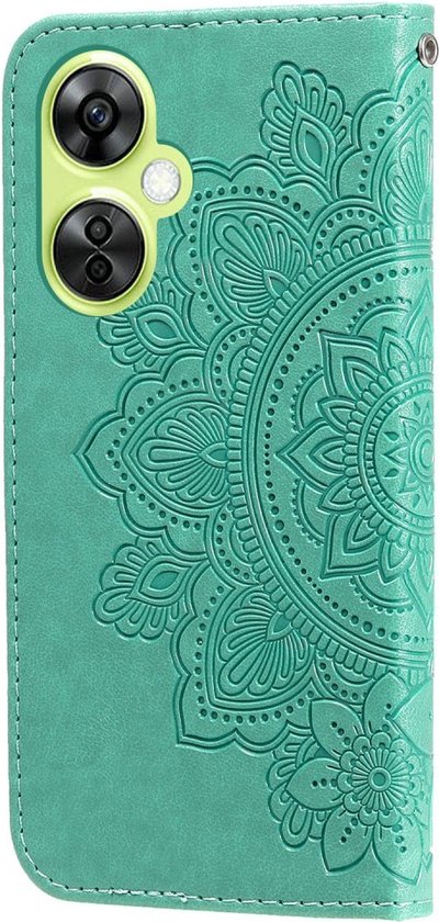 Groene telefoonhoes met een deel van een mandala bloemen reliëfontwerp en de camera-uitsparing.