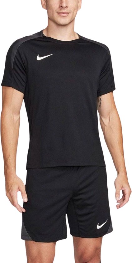 Man met zwart Nike dri-fit sportshirt en bijpassende zwarte shorts met grijze accenten.