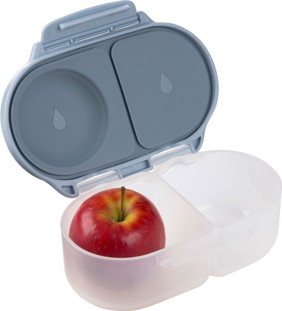 Lichtblauwe bento snackbox met twee vakken. Een appel ligt in het ene vak.