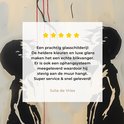 Glasschilderij met twee silhouetkinderen die naar een rode ballon in hartvorm reiken, met recensietekst en sterren.