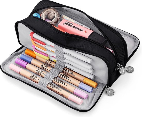 Zwart pennenetui met twee vakken, gevuld met Stabilo Boss highlighters en diverse pennen in pastelkleuren.