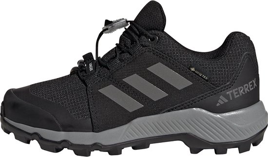 Zwarte kinderschoen met grijze strepen en zool, GORE-TEX en snelsluiting.