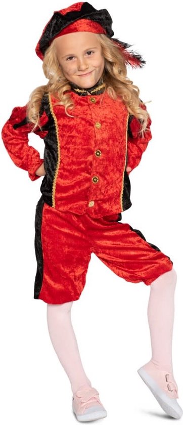 Meisje in een rood fluwelen pietenpak met zwarte accenten, gouden bies en een baret met veer.