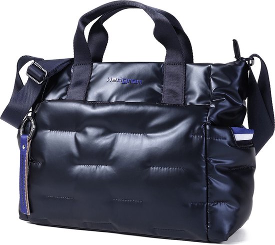 Donkerblauwe, glanzende, gewatteerde tas met 'Hedgren'-logo, handvatten en schouderband.