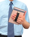Man met overhemd en das houdt een zwarte e-reader hoes vast met elastische band.