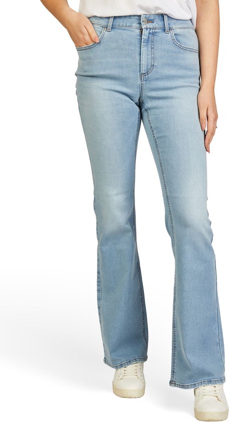 Mannequin portant un jean flare bleu clair à jambes évasées et des baskets blanches. Ceinture boutonnée et zippée.