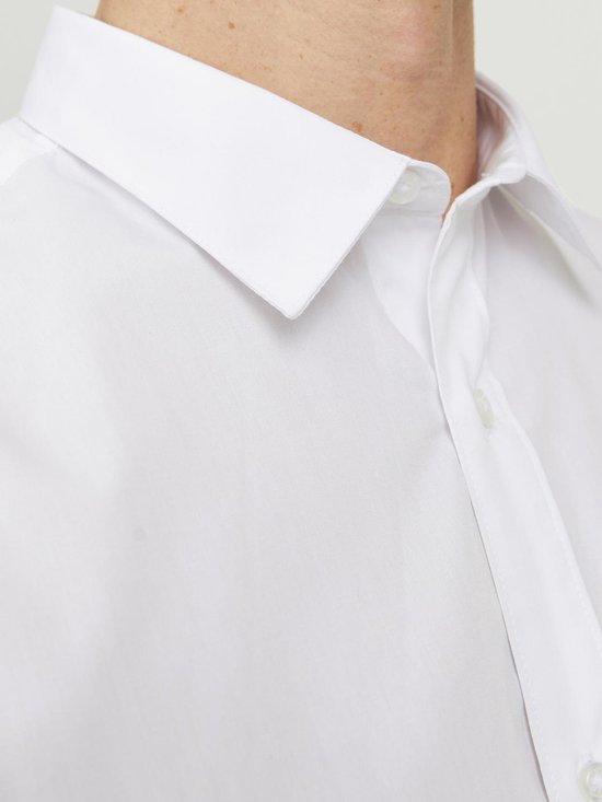 Detailopname van de kraag en knopen van een wit formele overhemd.