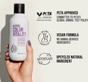 Hand die een KMS Color Vitality Blonde Shampoo fles vasthoudt. PETA approved en vegan formula logo's.