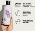KMS Color Vitality conditioner fles met PETA Approved en Vegan logo's. Een hand met paars gelakte nagel houdt de fles vast.