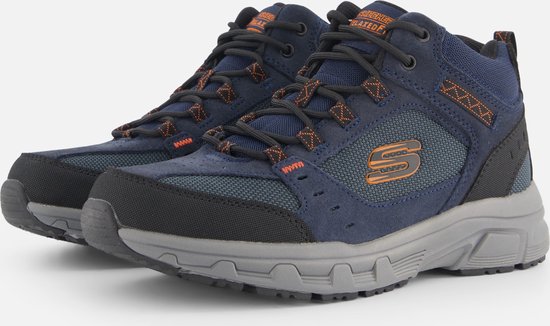Paar blauwe mid-top wandelschoenen met oranje accenten en grijze zolen.