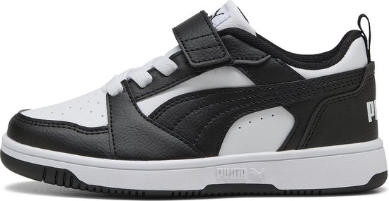 Zijkant van een zwart-witte lage sneaker met Puma-logo en klittenbandsluiting.