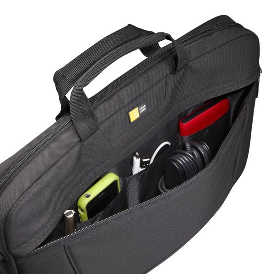 Open zwarte laptoptas met vakken, telefoon, oplader en Case Logic logo.