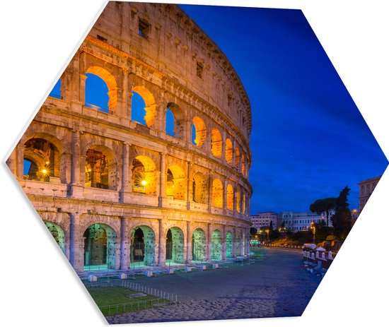WallClassics - PVC Schuimplaat Hexagon - Voetpad langs Colloseum van Rome in de Avond - 60x52.2 cm Foto op Hexagon (Met Ophangsysteem)