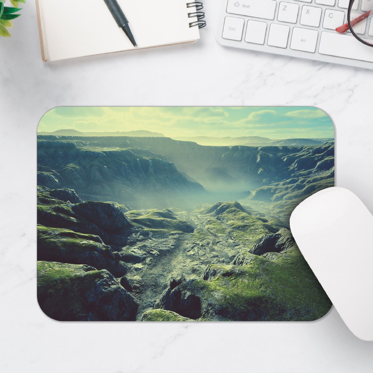 Muismat - Moerassig Landschap met Bergen vol Mist - 25x18 cm - 2 mm Dik - Muismat van Vinyl