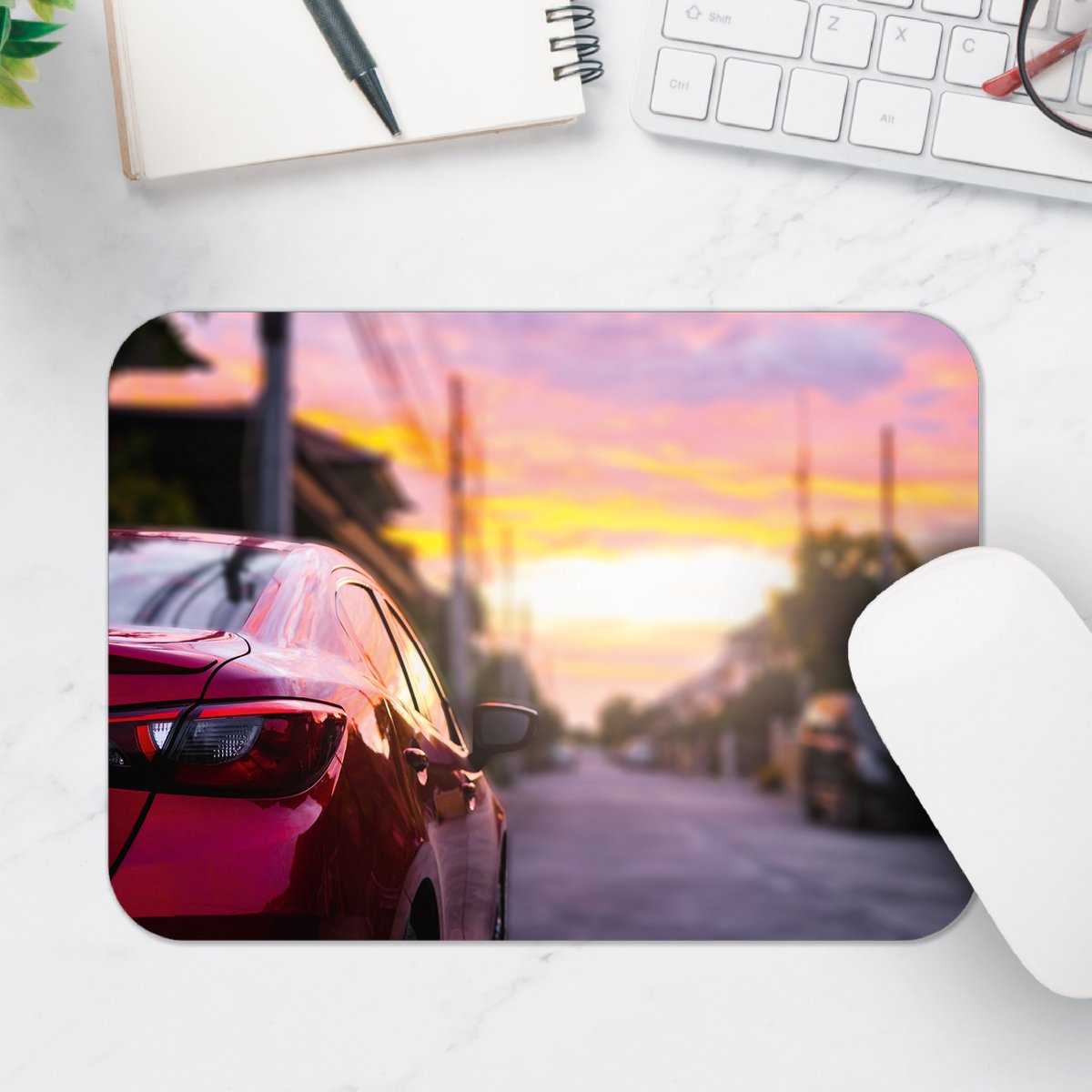Muismat - Roze Auto Geparkeerd in Straat - 25x18 cm - 2 mm Dik - Muismat van Vinyl