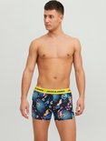 Model draagt boxershorts met donkerblauwe print van papegaaien en tropische bladeren. Gele tailleband met JACK & JONES.