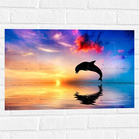 WallClassics - Muursticker - Zonsondergang bij Silhouet van Dolfijn boven Water in Kleurrijke Omgeving - 60x40 cm Foto op Muursticker