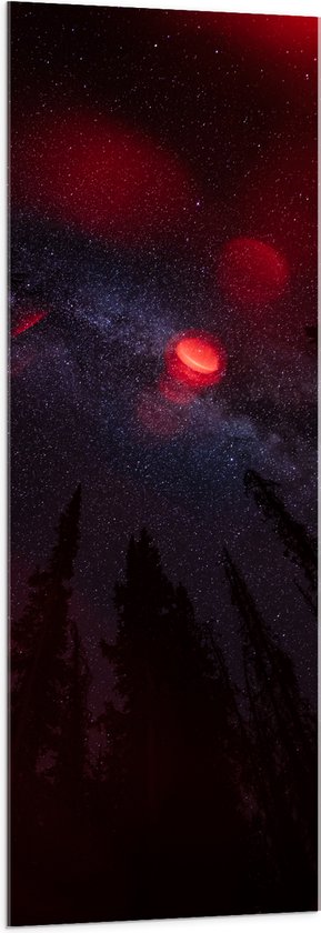 WallClassics - Acrylglas - Rood Licht met Sterrenhemel boven Donkere Hoge Bomen - 50x150 cm Foto op Acrylglas (Met Ophangsysteem)