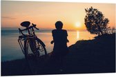 Vlag - Silhouet van Rustende Fietser met Fiets aan het Water bij Zonsondergang - 120x80 cm Foto op Polyester Vlag