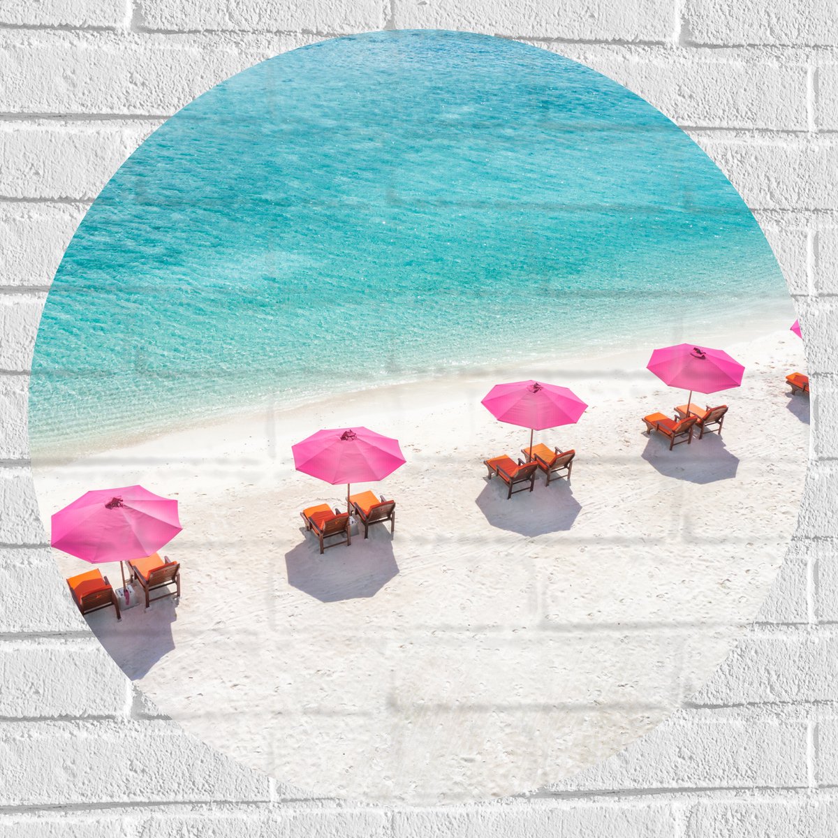 Muursticker Cirkel - Ligbedden onder Roze Parasols op het Witte Strand bij Blauwe Oceaan -