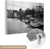 MuchoWow® Glasschilderij 180x120 cm - Schilderij acrylglas - Kanaal in Amsterdam - Zwart - Wit - Foto op glas - Schilderijen